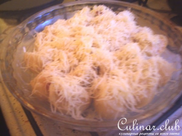 Лумакони с куриным фаршем, запечёные под соусом "Бешамель"