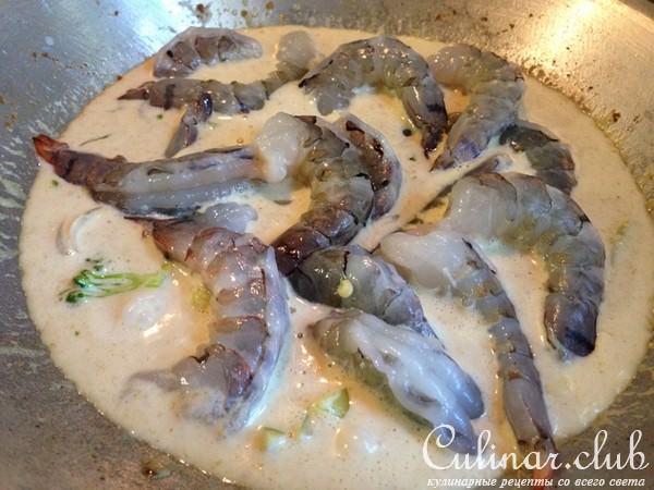 Тальятели с куркумой в кокосовом соусе с брокколи и креветками