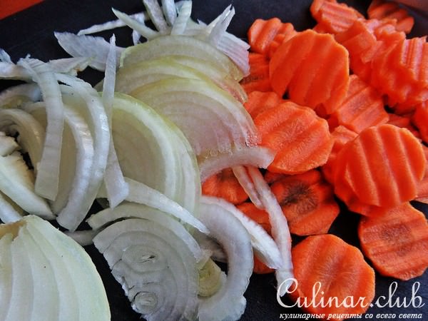 Тёплый салат из "пенне" с овощами и рыбкой