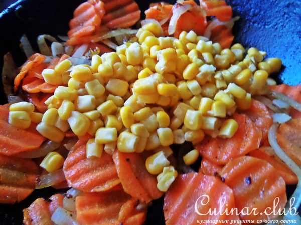 Тёплый салат из "пенне" с овощами и рыбкой