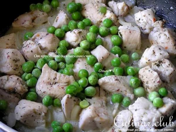 Спагетти с курицей, зеленым горошком и итальянскими травами