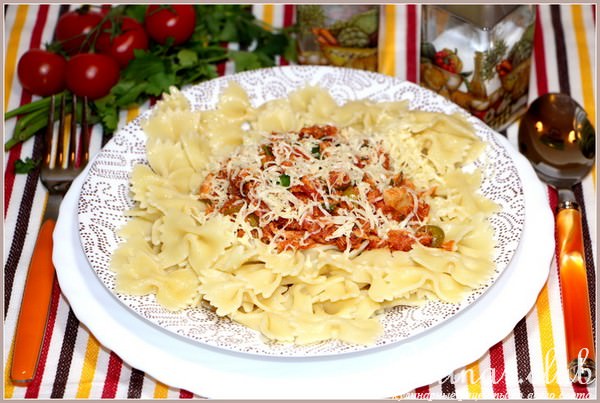 Farfalle с томатным соусом с тунцом и оливками