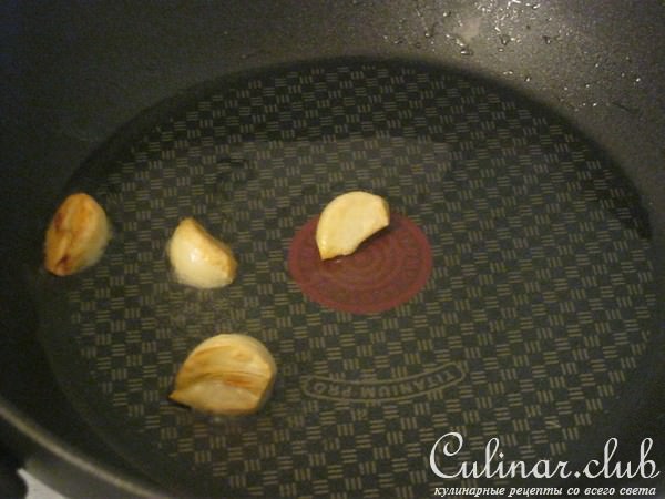 Паста с мясными шариками, томатами и зеленым горошком