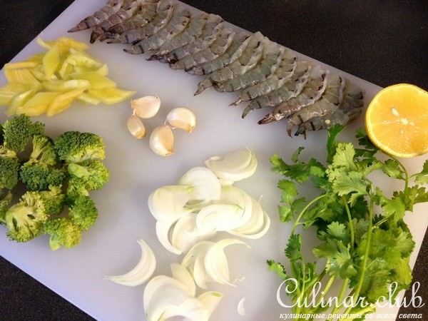 Тальятели с куркумой в кокосовом соусе с брокколи и креветками
