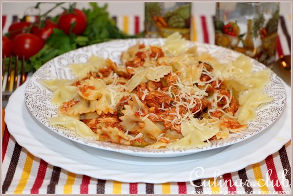 Farfalle с томатным соусом с тунцом и оливками