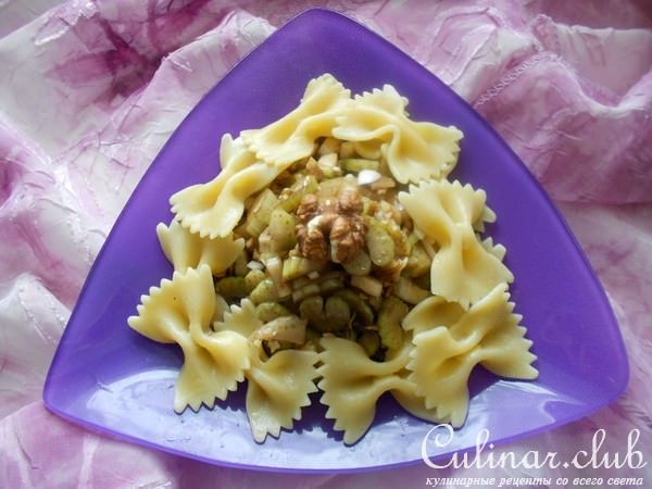 Фарфалле с сельдереем и орехами