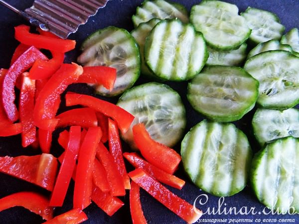 Тёплый салат из "пенне" с овощами и рыбкой