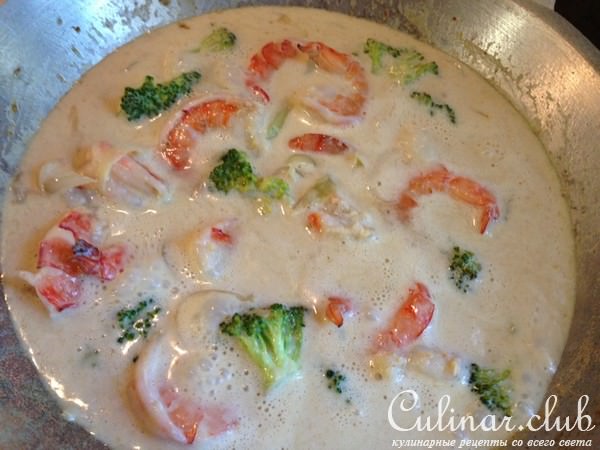 Тальятели с куркумой в кокосовом соусе с брокколи и креветками