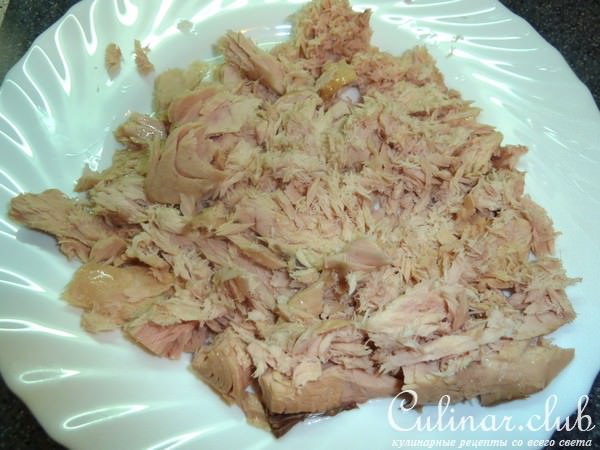 Farfalle с томатным соусом с тунцом и оливками