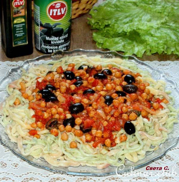 Домашняя паста с нутом,томатами и маслинами