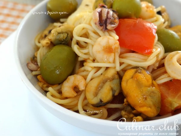 Паста с морским коктейлем, оливками и овощами 