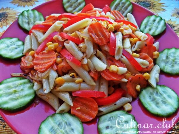 Тёплый салат из "пенне" с овощами и рыбкой