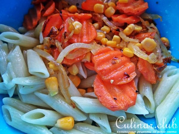 Тёплый салат из "пенне" с овощами и рыбкой