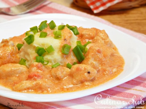 Венгерский паприкаш из куриного мяса.