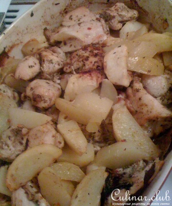 Запеченая курица с картошкой и яблоками