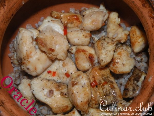 Курочка и гречка из печки в горшочке под соусами