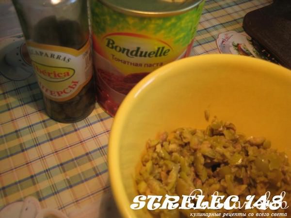 Куриное филе с соусом из оливок, каперсов и анчоусов.