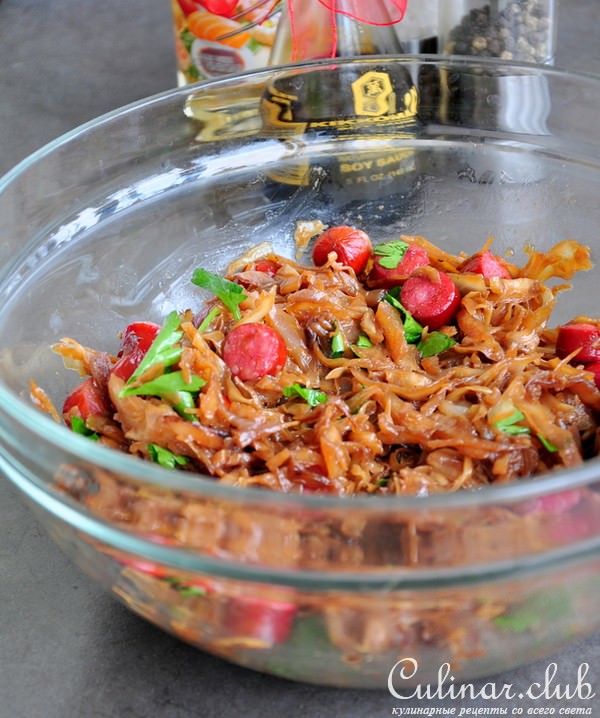 Курица без костей фаршированная капустной солянкой с охотничьими колбасками