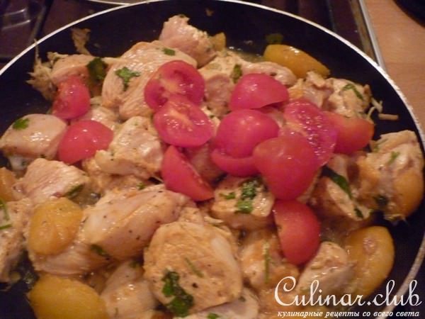 Куриное филе с персиками, помидорами и имбирём