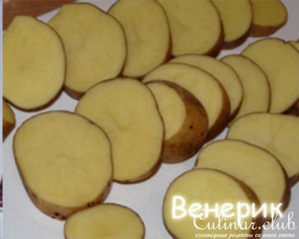 Запечённая картошка и маринованные куриные крылья
