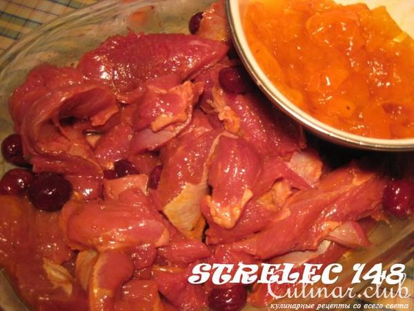 Индейка карри с хурмой и вишней.