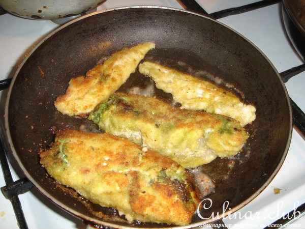 куриная грудка фаршированная вяленными помидорами и соусом из кинзы
