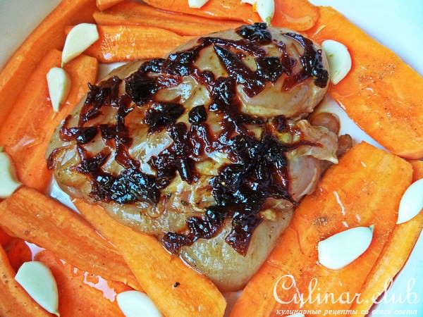 Курица с луковым конфитюром и морковкой