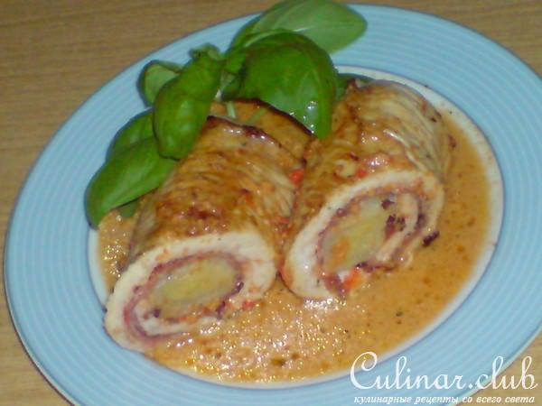 Рулеты из мяса индейки в паприково-сливочном соусе ,начиненные пореем