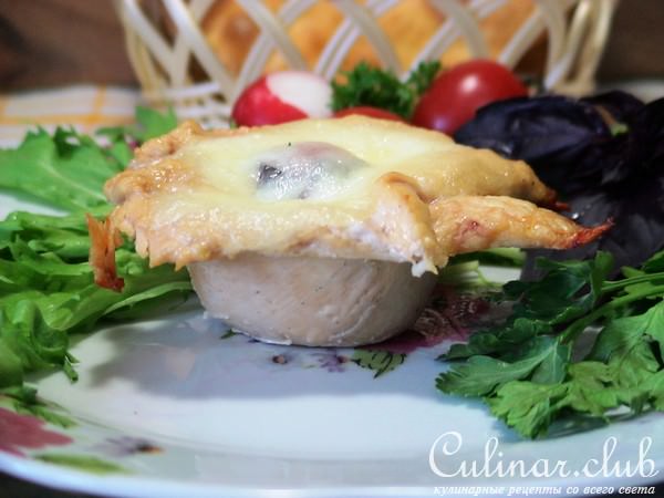 Куриные мешочки с помидорами и моцареллой.