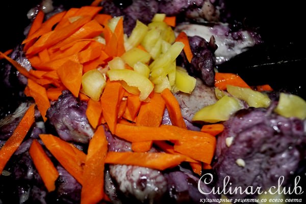 Курица тушёная с чёрной смородиной