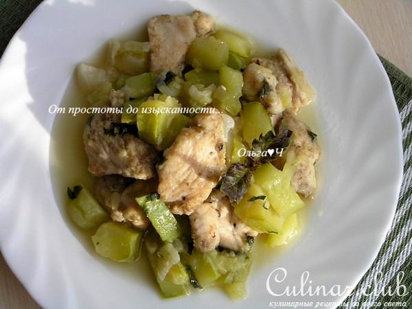 Пряные куриные грудки с кабачком и базиликом