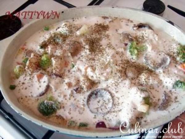 Овощи с грибами и мясом под ореховым соусом.