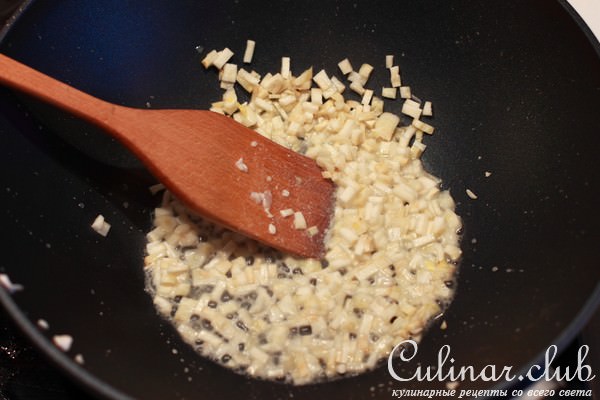 Стир-фрай из курицы с грибами и сладким перцем