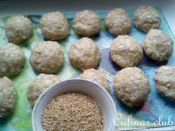 Куриные котлетки в кунжутной шубке