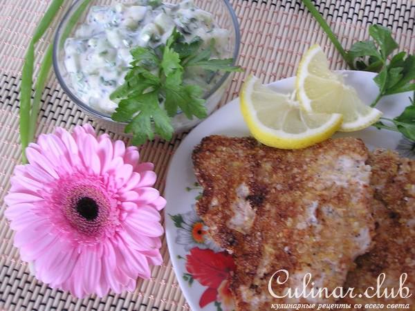 Куриные отбивные в хрустящей панировке с огуречной райтой. Лайт-вариант.