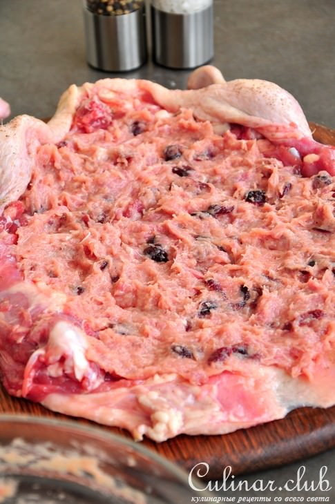 Утка по - царски, фаршированная блинами и клюквой