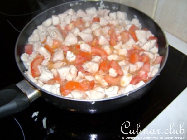 Курица тушёная с помидорами и рисом