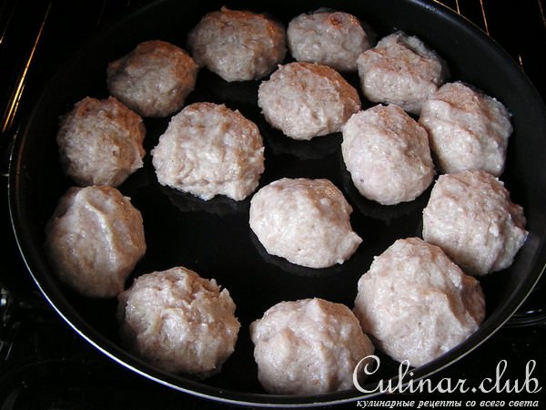 Куриные котлетки в сливочном соусе. 