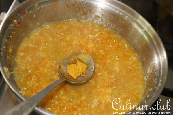 Утиная грудка с апельсиновым джемом, соусом карри и карамелизированым фруктами.