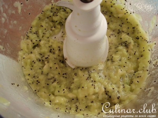 Курица запеченная с киви и сухофруктами.