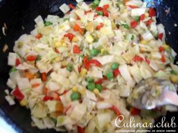 Котлеты из овощей и курица, тушенная в сметанно-горчичном соусе