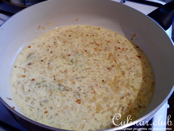 Грудка идейки с соусом карри.