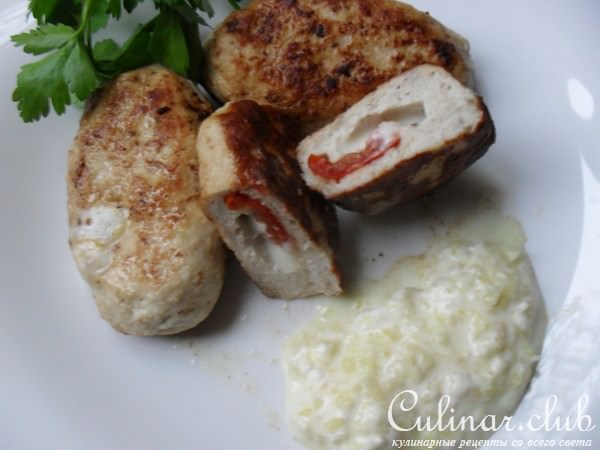 Куриные котлетки фаршированные моцареллой и вялеными помидорами.