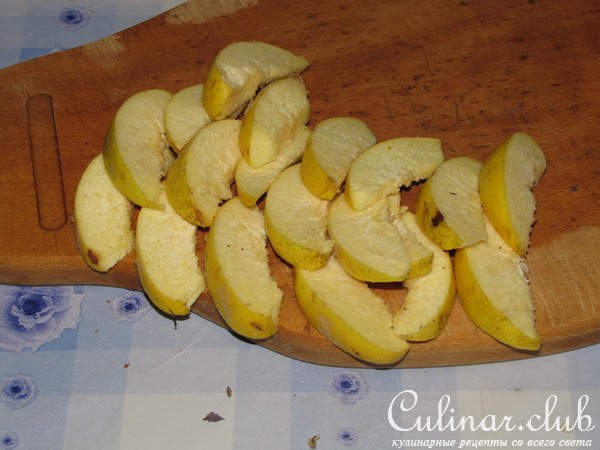 Куриные грудки с айвой и винным соусом