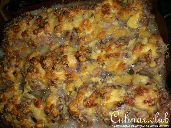 запеченные бедрышки с ананасом и сыром