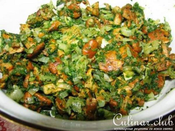 Праздничная курица, фаршированная лисичками, сыром и шпинатом