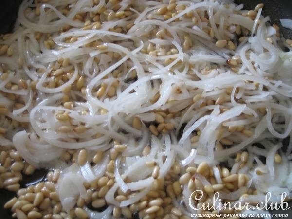 Куриные фрикадельки с кедровыми орешками в сливочном соусе