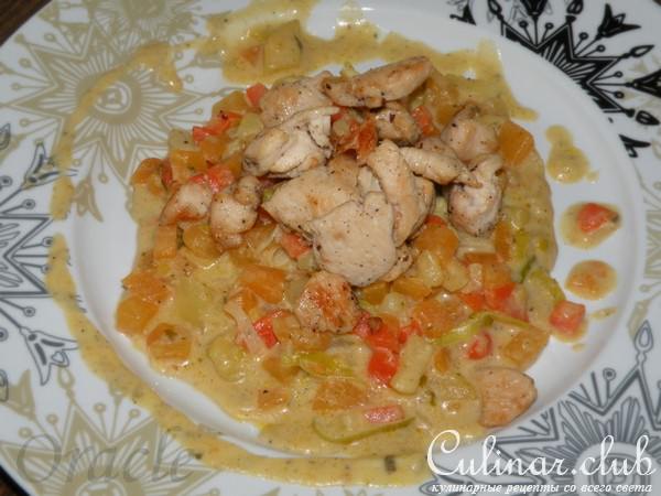 Куриное филе с овощами в соусе из творожного крема