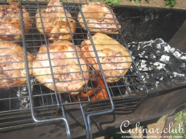 Курица на решётке, маринованная с соусом Киккоман