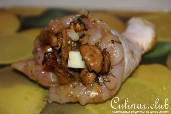 Куриные голени (без косточки) фаршированные лисичками в слоеных мешочках